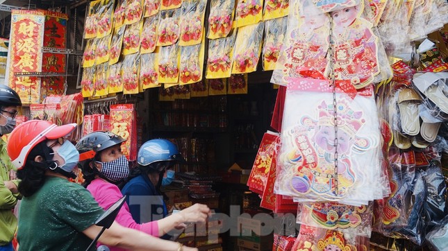 Người Sài Gòn tranh thủ sắm iPad, iPhone về cúng ông Công ông Táo ảnh 5
