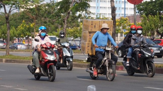 Xe cà tàng chở hàng cồng kềnh phóng ào ào trên đường phố ảnh 5