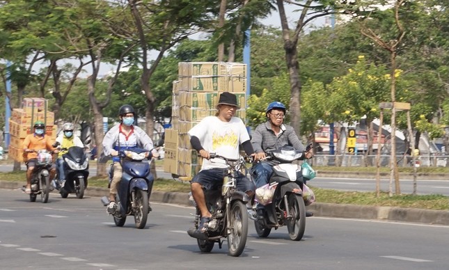 Xe cà tàng chở hàng cồng kềnh phóng ào ào trên đường phố ảnh 6