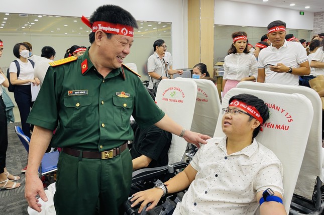 Sôi động Chủ nhật Đỏ tại TPHCM ảnh 7