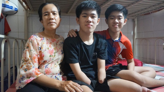 Câu chuyện cảm động về anh em song sinh đến trường chỉ với một đôi chân ảnh 1
