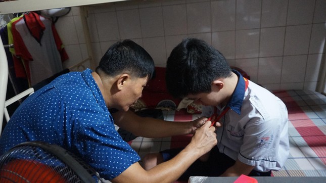 Câu chuyện cảm động về anh em song sinh đến trường chỉ với một đôi chân ảnh 2