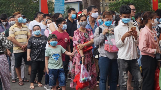 Du khách ùn ùn đến Thảo Cầm Viên ngày nghỉ lễ Giỗ Tổ ảnh 3