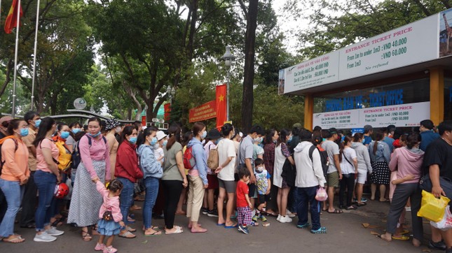 Du khách ùn ùn đến Thảo Cầm Viên ngày nghỉ lễ Giỗ Tổ ảnh 7