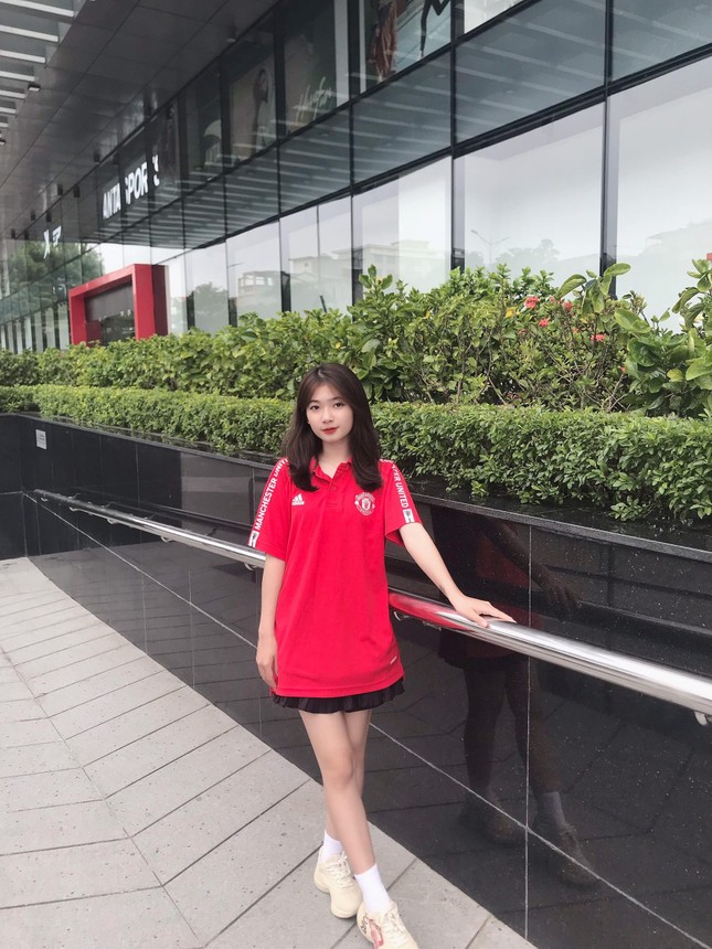 Hot girl trường ĐH Thương mại và ước mơ một lần đến sân vận động Old Trafford ảnh 3
