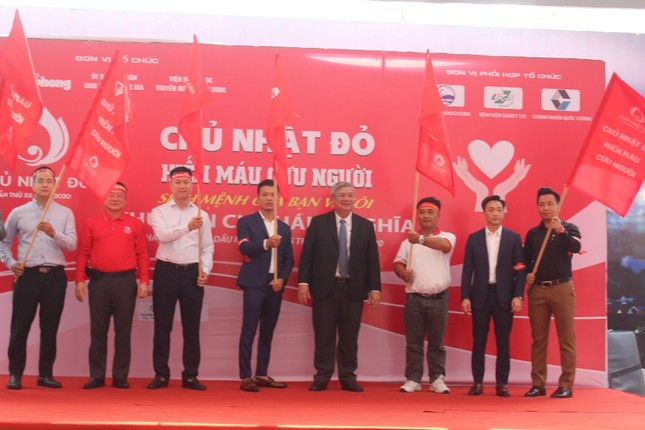 Tưng bừng ngày hội hiến máu “Chủ Nhật Đỏ” lần thứ XII, tại Bình Dương ảnh 1