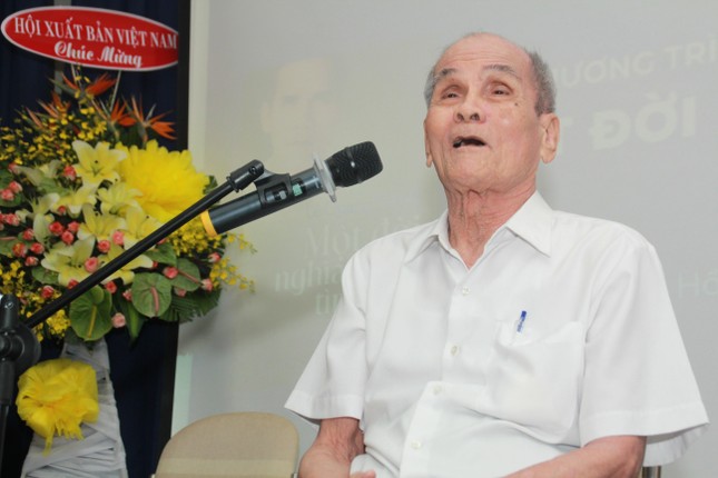 Nguyên Bí thư T.Ư Đoàn ra mắt cuốn tự truyện “Một đời nghĩa nặng tình sâu” ảnh 2