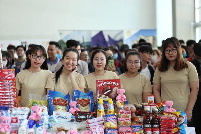 Hoa hậu Tiểu Vy đồng hành với “Phiên chợ 0 đồng” dành cho sinh viên ảnh 1