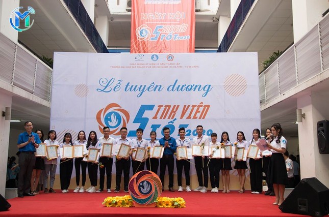 Trường ĐH Mở TP. HCM: Tuyên dương “Sinh viên 5 tốt” ảnh 1