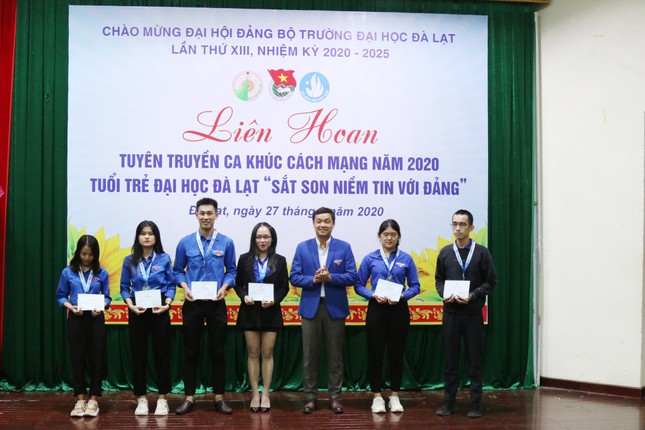 “Liên hoan tuyên truyền ca khúc cách mạng năm 2020” thu hút hơn 400 sinh viên ảnh 2