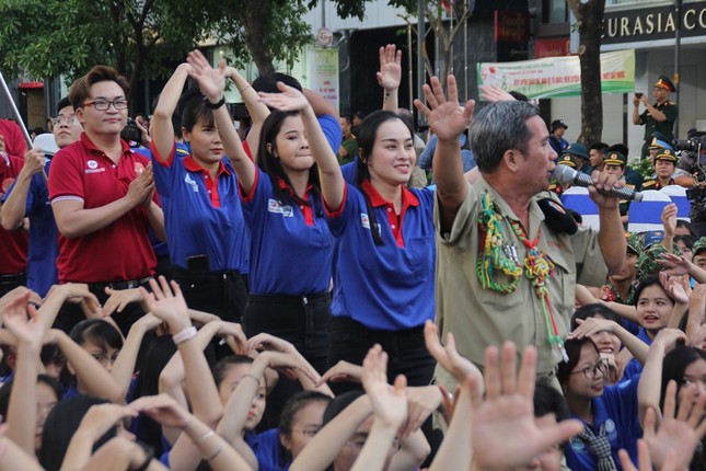 TP. HCM: Hoa hậu H'Hen Niê “tiếp lửa” trong Lễ ra quân Chiến dịch tình nguyện Hè 2020 ảnh 5