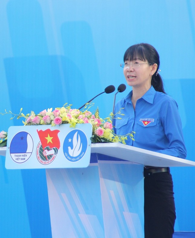 TP. HCM: Hoa hậu H'Hen Niê “tiếp lửa” trong Lễ ra quân Chiến dịch tình nguyện Hè 2020 ảnh 1