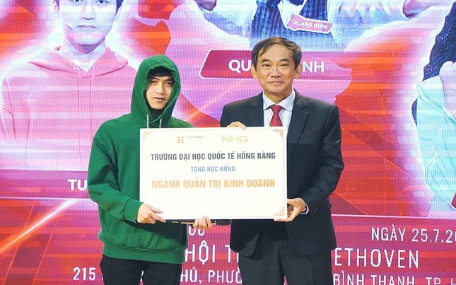 “Siêu trí nhớ” Lương Tuấn Phi nhận học bổng toàn phần của ĐH Quốc tế Hồng Bàng ảnh 1