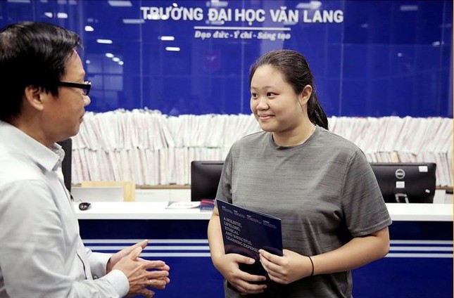 Trường ĐH Văn Lang trao học bổng 100% cho cô học trò nghèo ảnh 1