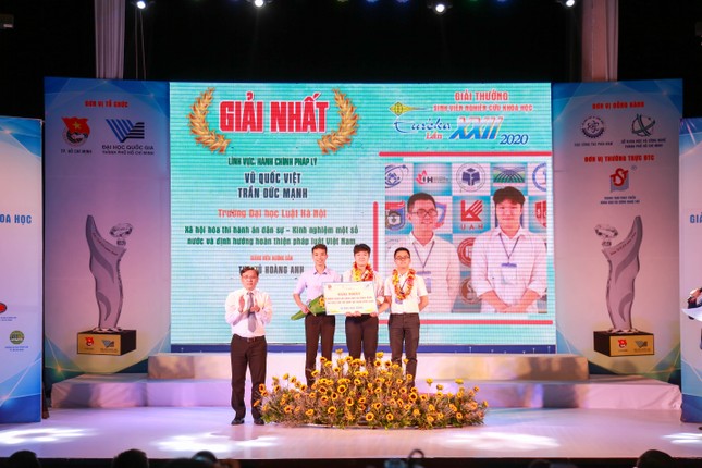 Thành Đoàn TP. HCM trao 377 triệu đồng cho sinh viên đoạt giải Euréka ảnh 1
