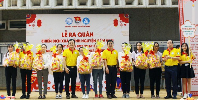 Tặng vé xe và quà cho sinh viên khó khăn đón Tết ảnh 1