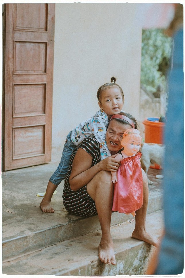 Xúc động bộ ảnh “câu chuyện đặc biệt hai mẹ con” của nữ nhiếp ảnh gia Quảng Ngãi ảnh 10