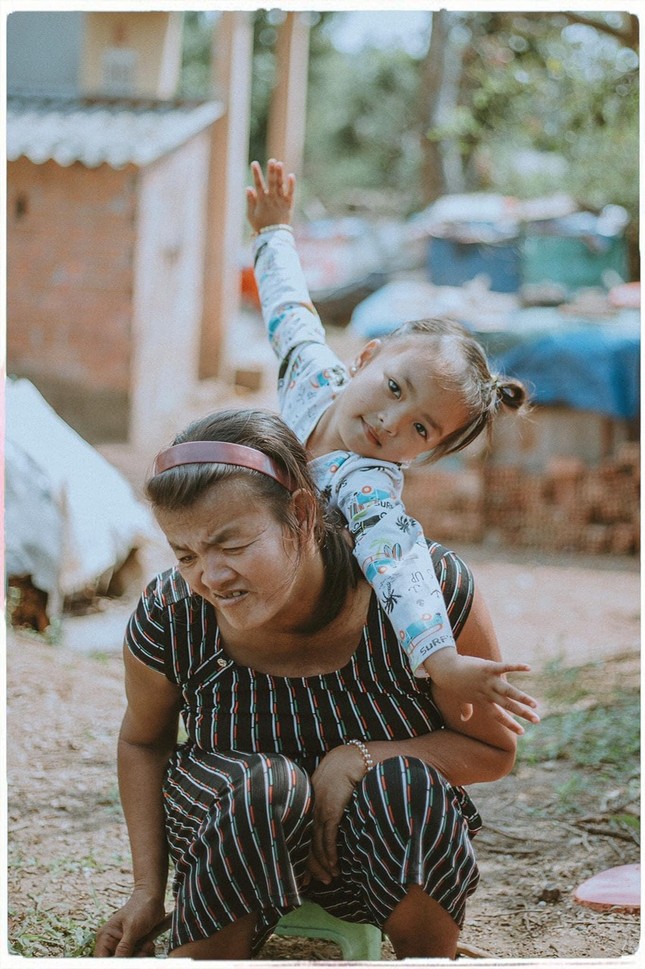 Xúc động bộ ảnh “câu chuyện đặc biệt hai mẹ con” của nữ nhiếp ảnh gia Quảng Ngãi ảnh 25
