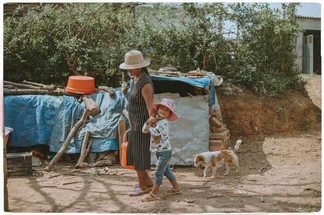 Xúc động bộ ảnh “câu chuyện đặc biệt hai mẹ con” của nữ nhiếp ảnh gia Quảng Ngãi ảnh 11