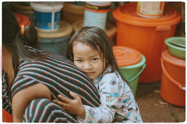 Xúc động bộ ảnh “câu chuyện đặc biệt hai mẹ con” của nữ nhiếp ảnh gia Quảng Ngãi ảnh 14
