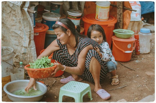 Xúc động bộ ảnh “câu chuyện đặc biệt hai mẹ con” của nữ nhiếp ảnh gia Quảng Ngãi ảnh 13