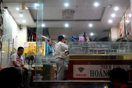 Được trả lại tiền, tiệm vàng Hoàng Mai "cam kết không khiếu nại" công an ảnh 2