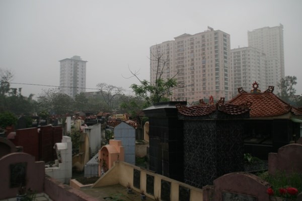 Lạnh người chung cư, biệt thự tiền tỷ sát vách nghĩa trang ảnh 2