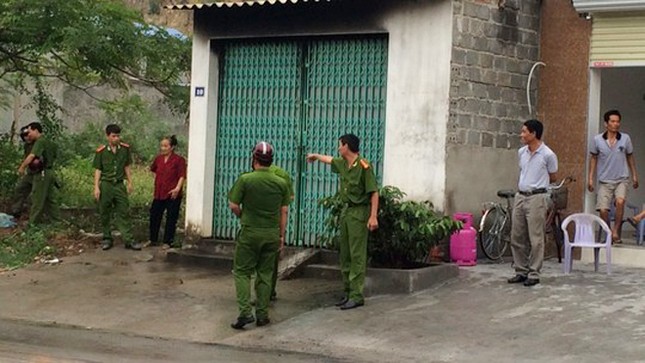 Bố 'ngáo đá' phóng hỏa đốt nhà dí dao dọa giết con ảnh 1