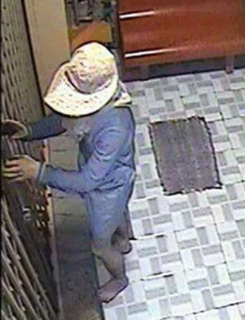 Trộm đột nhập tiệm kim hoàn, vác bao vàng tẩu thoát ảnh 2