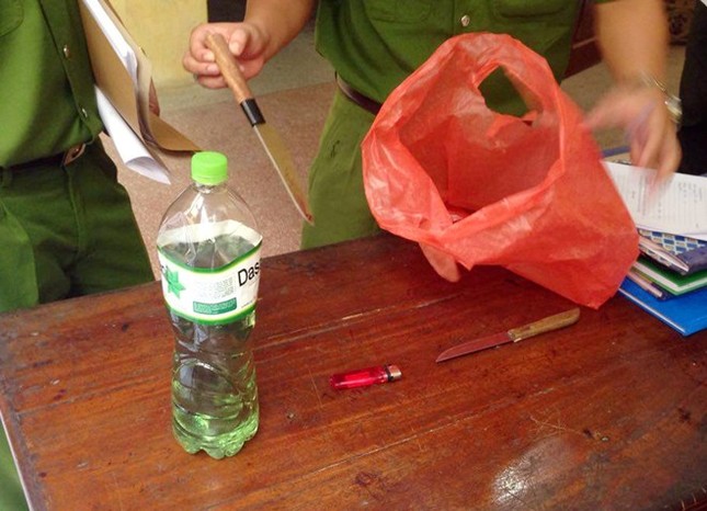 Mâu thuẫn với bạn gái, 9X rút dao đâm công an ảnh 1