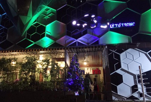 Cảnh sát phong tỏa đường trung tâm Sài Gòn, đột kích quán bar ảnh 1