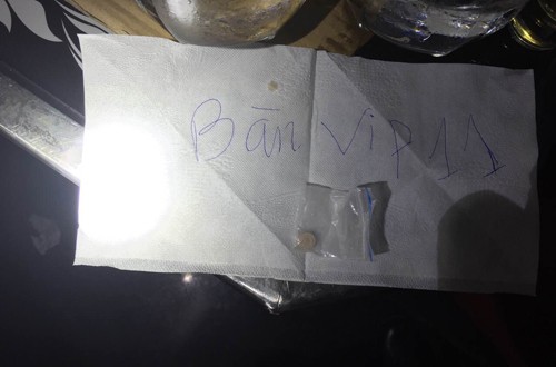 Cảnh sát phong tỏa đường trung tâm Sài Gòn, đột kích quán bar ảnh 2