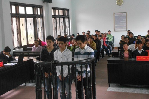 Chuốc bạn gái nhậu say, 3 thanh niên thay nhau hãm hiếp ảnh 1