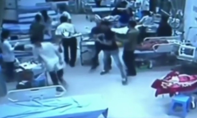 30 người mang đao kiếm vào bệnh viện truy sát ảnh 1