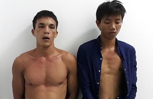 Hai kẻ mang súng cướp gà đá, dọa bắn cảnh sát truy đuổi ảnh 1