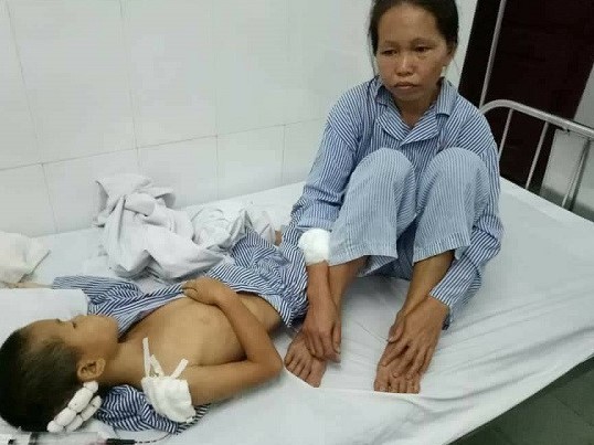 Say rượu, chồng vung dao chém vợ con không thương tiếc ảnh 1