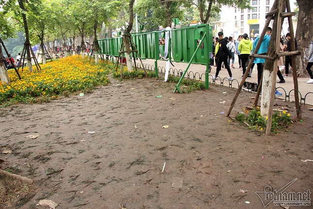 Vườn hoa hồ Gươm bị 'san phẳng' sau đêm giao thừa ảnh 10