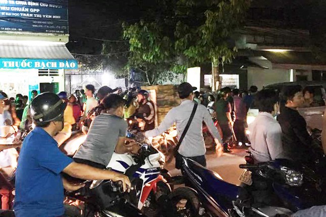 Người phụ nữ phát hiện mẹ và con trai tử vong với nhiều vết đâm trên cổ ảnh 1