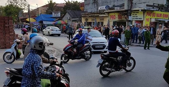 Nhóm công nhân khai gì khi để rơi thanh sắt trúng ô tô ảnh 1
