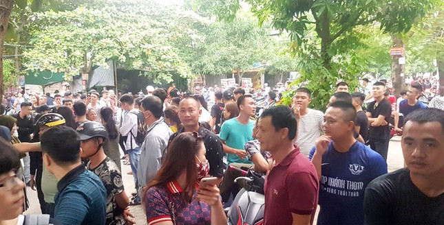 Gần 100 cảnh sát bao vây đối tượng mang hàng nóng tử thủ ảnh 3