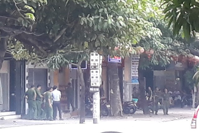 Gần 100 cảnh sát bao vây đối tượng mang hàng nóng tử thủ ảnh 6