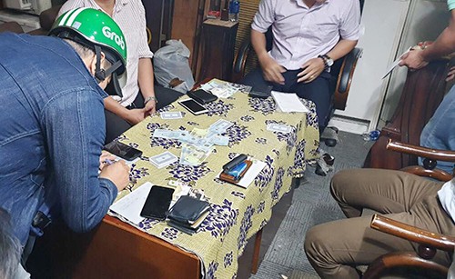 Cảnh sát đột kích sòng Poker của nhân viên văn phòng ảnh 1