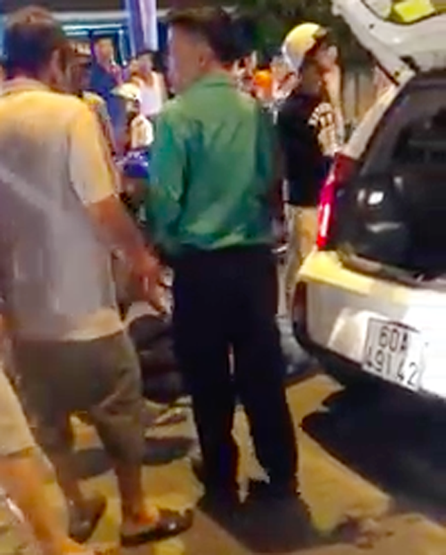 Hai đối tượng tâm thần dùng kéo uy hiếp tài xế, cố thủ trong taxi ảnh 1