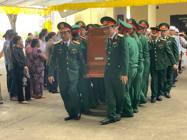 Hàng ngàn người tiễn biệt 13 liệt sĩ hy sinh tại Rào Trăng ảnh 32