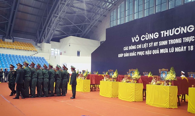 Rưng rưng lễ tang 22 chiến sĩ hy sinh tại Quảng Trị ảnh 35