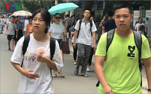 Đề thi Ngoại ngữ vào lớp 10 trường chuyên khó hơn đề thi thử ảnh 2