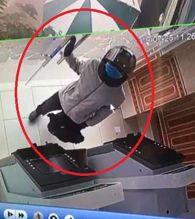 Bảo vệ chống trả kẻ có súng tại ngân hàng:'Tôi không sợ nhưng nghĩ mình may mắn' ảnh 2