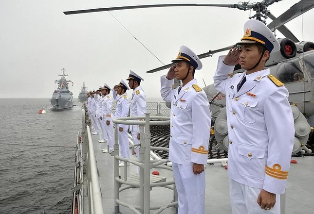 Tàu hộ vệ Việt Nam trong lần đầu duyệt binh hải quân tại Nga ảnh 2