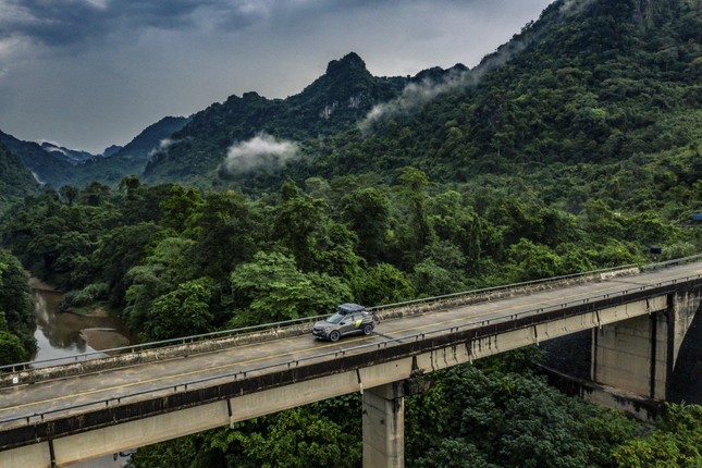 Tạp chí xe của Anh chạy thử Peugeot 3008 độ ở Việt Nam ảnh 2
