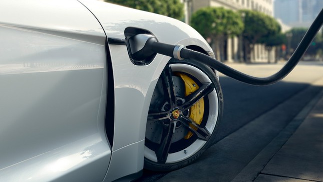 Xe điện đầu tiên của Porsche chính thức ra mắt toàn cầu ảnh 12